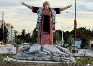 Une statue en hommage à la femme palestinienne installée à Tunis (Album photos)