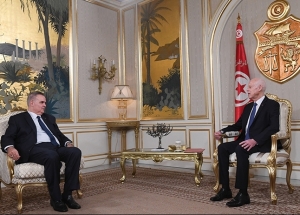 Les nouveaux ambassadeurs du Gabon, d’Afrique du Sud, de Palestine, de Côte d’Ivoire et d’Inde à Tunis présentent leurs lettres de créance au président Saïed