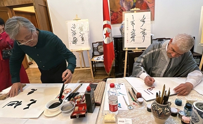 Amor Jomni à Pékin: La calligraphie arabe…en chinois