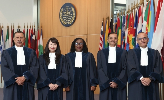 Cérémonie de prestation de serment de cinq nouveaux membres du tribunal